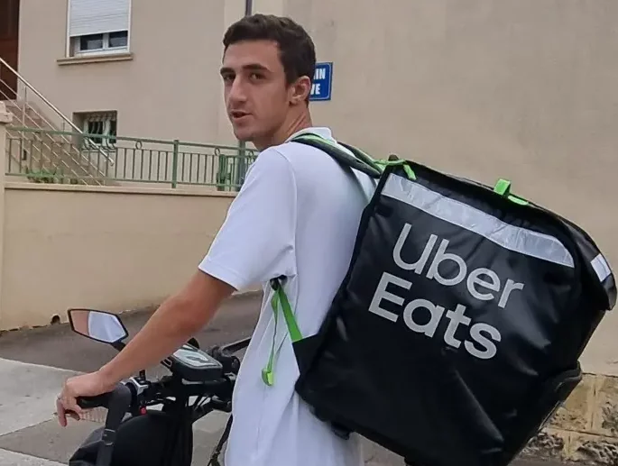 Livreur en trottinette electrique tombe en panne